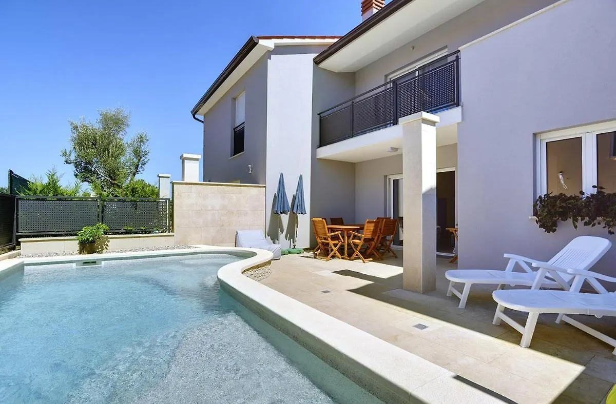 Apartment Holiday Home Baldini Banjole Croatia